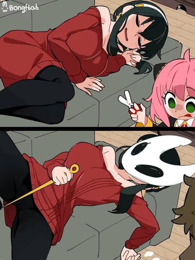这是一张两格连环二次创作漫画，结合了《间谍过家家》与《空洞骑士》的元素：
第一格中，《间谍过家家》里的约尔·福杰在沙发上熟睡，阿尼亚·福杰手持剪刀，一脸紧张愧疚，似乎要对约尔的头发恶作剧；
第二格中，约尔的头发被剪成了《空洞骑士》主角的面具造型，约尔被惊醒，手持自己的发簪，场面搞笑又充满反差感，实现了两部热门ACGN作品的趣味联动。