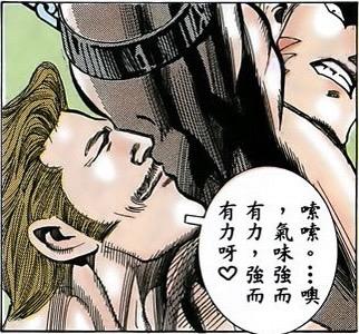 这是一张基于《JOJO的奇妙冒险》名场面二次创作的搞笑梗图。画面中浅棕色头发的男子闭着双眼，表情陶醉地贴在一条粗壮的深色手臂上，旁边的对白气泡写着“嗦嗦...噢，气味强而有力，强而有力呀❤️”，通过夸张的神态和充满调侃的台词，制造出滑稽的效果，是ACG圈子里用来玩梗的趣味内容。