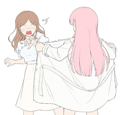 插画中两个女孩互动的场景：左侧棕发女孩双眼紧闭，脸颊布满红晕，嘴巴张开呈呼喊状，头发因动作略显凌乱，右手抬起左手被右侧人物抓住，头顶有表示紧张的汗珠线条；右侧粉发女孩背对观者，长发垂落，穿着白色外套，正伸手为棕发女孩整理衣领或袖口。背景为纯白色，无其他元素。画面通过表情和动作展现棕发女孩的尴尬与羞恼，以及粉发女孩的主动互动。
