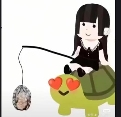 这是一张经过P图改编的静态卡通梗图，画面中一位留着齐刘海黑色长发、身着黑底白边连衣裙的卡通女孩，面带微笑坐在一只绿色乌龟的背上；乌龟的眼睛被替换成了爱心形状，呈现出痴迷的神态，同时从乌龟位置延伸出一根黑色细线，线的末端悬挂着一个泡过的茶包，模拟出钓鱼的姿态。这张图运用了中文谐音梗：“龟”谐音“轨”，“茶”谐音“查”，暗指“查伴侣出轨”的含义，用可爱的卡通画面包装了生活化的调侃话题，风格搞怪有趣。