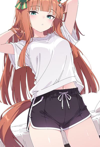 插画中是一位有着橙色长发和绿色眼眸的少女，她穿着白色短袖T恤和黑色运动短裤，双手放在脑后整理头发，姿态轻松自然。少女脸颊微红，表情平静，背景为纯白色，突出人物主体。