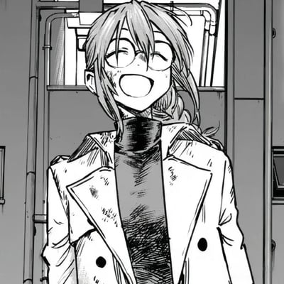 这是藤本树创作的漫画《电锯人》中的角色姬野，她扎着麻花辫、戴着眼镜，脸上沾有污渍，正张嘴开怀大笑，神情爽朗又充满感染力。背景是带有金属管道的室内场景，整体为黑白漫画的手绘风格，画面传递出纯粹的开心情绪。