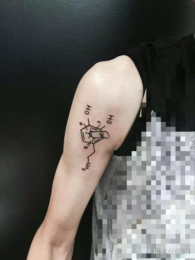 这是一张拍摄真人上臂的照片，手臂上臂位置纹有经过拟人化创意设计的多巴胺化学分子结构：原本的分子线条被改编成了一个相互拥抱的温暖造型，同时保留了多巴胺分子的HO、HO、NH₂基团标注。图片右下角做了马赛克处理，遮挡了部分无关内容。该纹身将代表快乐神经递质的多巴胺赋予了具象的温暖动作，兼具科学元素与治愈感。