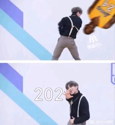 这是一张上下拼接的创意梗图，上半部分截取了综艺《偶像练习生》中蔡徐坤背对镜头的经典画面，右上角加入了穿着湖人23号球衣的NBA球星勒布朗·詹姆斯的半身形象，仿佛正朝蔡徐坤飞来；下半部分蔡徐坤转身做出搞怪的挥手手势，画面中显示数字“202”。结合上下部分的元素，这张图通过“打飞代表23的詹姆斯”的创意，玩2023年的数字梗，用网络上的经典表情包素材和篮球明星元素结合，制造出趣味十足的年份调侃效果。