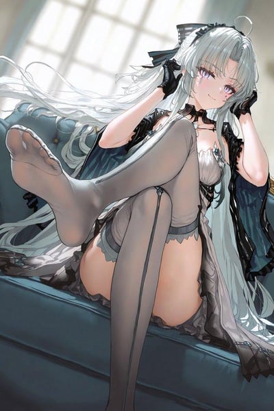 图中呈现了一位银发紫眸的二次元少女，她身着带有黑色蕾丝装饰的浅灰色洛丽塔风格服饰，搭配黑色手套与灰色长筒袜，正慵懒地倚靠在深蓝色沙发上。少女双手扶在头部两侧，一条腿自然抬起，发丝随着姿态轻轻飘动，脸上带着娇俏的笑意，背景是带有窗格的明亮室内空间，整体画风精致细腻，色彩柔和协调，营造出一种优雅又慵懒的氛围，尽显少女的娇柔气质。