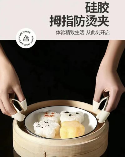 这是一张硅胶拇指防烫夹的产品宣传图。图片上半部分为文字区域，标题为“硅胶拇指防烫夹”，副标题“体验精致生活 从此刻开启”，左上角有圆形标识“SILICONE FINGER NEWLY SELECTED”。下半部分展示了一双手分别戴着白色硅胶防烫夹，正从竹蒸笼中端出一个装有三个造型可爱的米饭团（其中两个为熊猫脸造型，一个撒有红色点缀）的白色瓷盘，直观呈现了产品的使用场景和防烫功能。