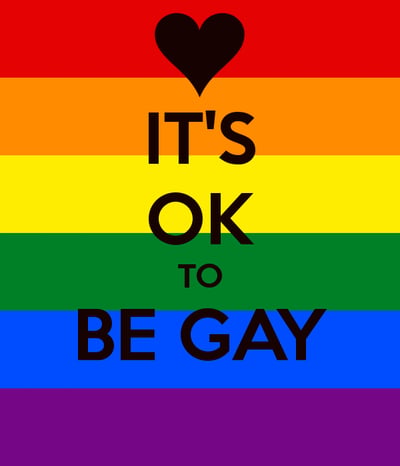 这是一张LGBTQ平权主题的静态标语图，背景是代表性少数群体的经典六色彩虹旗（红、橙、黄、绿、蓝、紫横向条纹），旗帜上方有一个黑色爱心图案，中间用醒目的黑色粗体字分四行呈现英文标语“IT'S OK TO BE GAY”，翻译成中文是“做同性恋没关系”。整张图传递出接纳自我、包容多元的正向态度，旨在为LGBTQ群体发声，消除偏见，没有双关、谐音梗或暗示内容。