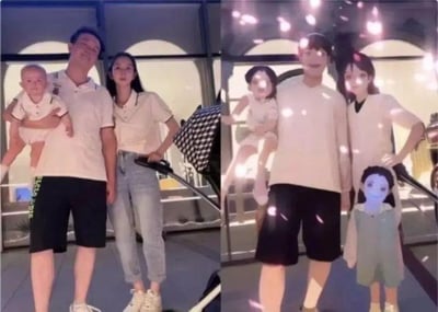 这是一张左右对比图，左侧为真实拍摄的一家三口合影：夜晚户外店铺前，男子抱着婴儿，女子站在一旁手搭婴儿车，三人神态轻松温馨；右侧是将左侧照片通过AI风格转换处理后的卡通化图像，所有人物变为二次元卡通画风，原本的婴儿变成了小女孩，还额外新增了一名站立的小女孩，画面添加了梦幻的光斑特效，呈现出截然不同的温馨卡通家庭氛围。