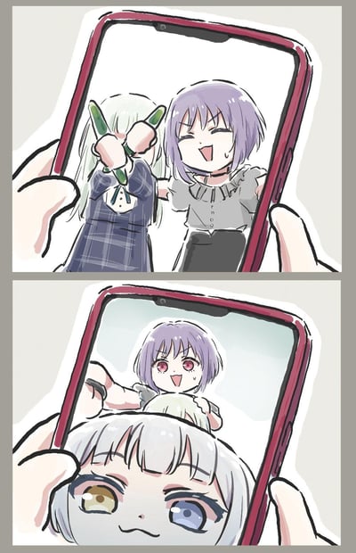 这是一张上下分栏的连环同人漫画，改编自《BanG Dream! It's MyGO!!!!!》的角色。上图呈现的是手机拍摄预览画面：千早爱音举着两根类似黄瓜的物品挡在脸前，身旁的高松灯一脸兴奋地对着镜头，两人似乎正准备拍摄一张搞怪自拍；下图则是实际拍摄完成的画面，手机屏幕里还能看到高松灯的脸，而要乐奈却突然凑到镜头前方，露出得意的搞怪表情，和上图的预期场景形成强烈反差，制造出拍照时被同伴抢镜的趣味搞笑效果。