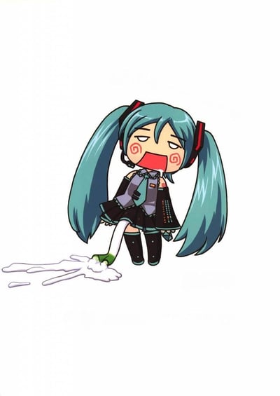 这是一张Q版风格的初音未来恶搞同人图，图中的初音未来双眼变成代表眩晕的螺旋图案，大张着嘴流出口水，呈现出迷糊呆滞的状态；她的一只脚踩在一滩白色液体上打滑，液体被溅开，身体摇晃站不稳，整体画面充满滑稽搞笑的氛围，用来表现人晕头转向、站不稳的滑稽状态，没有双关或谐音梗内容。