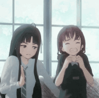 这是一段出自动画《Lycoris Recoil》的GIF动图，画面中左侧的黑发少女井之上泷奈皱着眉头，露出嫌弃的神情，伸出手做出制止的动作；右侧的棕发少女中原千束则双手抓着衣领，皱脸咬牙，呈现出抓狂、激动的状态，背景是明亮的玻璃窗。两人的反应形成鲜明反差，常被用来在社交场景中表达对某件事的不同情绪反应，比如朋友过度激动时的嫌弃制止，或是自己抓狂时被阻止的情景。