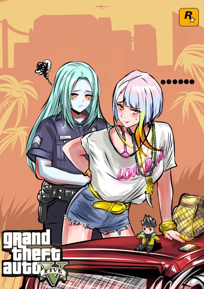 这是一幅跨IP二次创作的同人绘画，将《赛博朋克：边缘行者》中的角色瑞贝卡、露西与Q版大卫，融入《Grand Theft Auto V》（GTA5）的洛圣都世界观中：身着洛圣都警服的露西表情无奈，从身后控制住趴在红色跑车引擎盖上的瑞贝卡；瑞贝卡穿着印有“LOVE D...”字样的T恤，一脸心虚慌张，手边放着装满现金的编织袋，跑车上还摆着Q版大卫·马丁内斯玩偶。背景是洛圣都的城市剪影与棕榈树，右上角有Rockstar Games的R星标志，左下角是GTA5的官方logo，整体采用美式卡通风格，还原GTA系列宣传图的视觉调性，是游戏与动画IP联动的趣味创作，无谐音或双关梗。