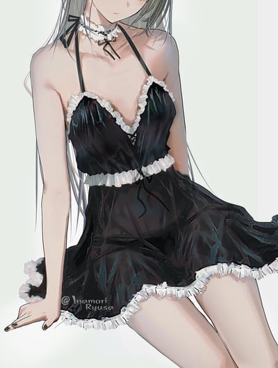 这是一幅二次元风格的原创手绘插画，画面呈现了一位银发少女的半身坐姿形象。少女身着带有白色褶皱花边的黑色短款睡裙，搭配同风格的颈饰，指甲涂成黑色，单手撑在身侧，姿态优雅。画师对服饰的丝滑质感和花边的精致细节刻画出色，仅露出的下半脸传递出清冷的神态，整体画面兼具细腻感与氛围感。