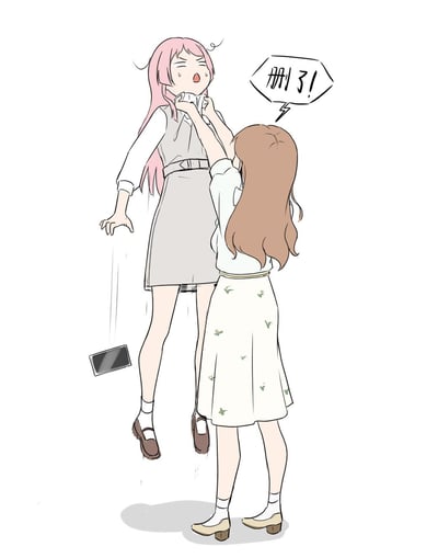 一幅卡通插画，描绘了一个棕色头发的女孩抓住一个粉头发女孩的衣领，粉头发女孩的手机正从手中掉落。棕色头发的女孩喊着'删了!'，表情看起来很激动。粉头发女孩则显得惊讶和慌张。