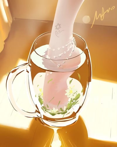 这是一幅充满巧思的视觉错位风格插画，画面中纤细的脚踝戴着精致的珍珠脚链，脚踝处还有六芒星与爱心的纹身，恰好放入装有白色小花、绿叶和浅粉色液体的玻璃杯中。在暖黄色的柔和阳光氛围烘托下，看起来仿佛是把脚泡进了一杯花草茶里，营造出治愈又新奇的视觉效果，仅靠错位构图带来趣味感，没有双关或谐音梗。