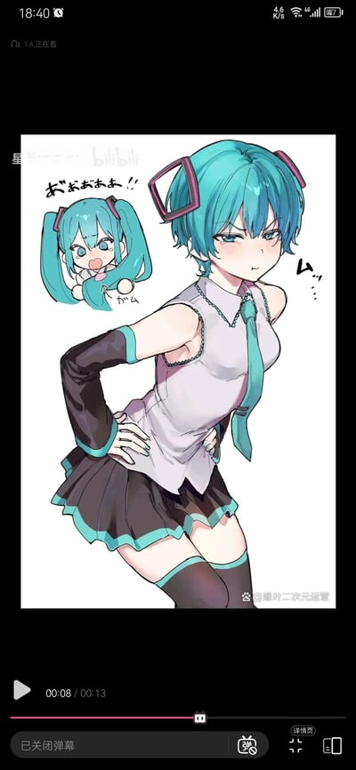 这是一幅虚拟偶像初音未来的粉丝二创插画，主视觉是将初音标志性双马尾改为短发的版本，她双手叉腰，脸颊泛红，眉头紧皱、嘴角下撇，露出闹别扭的生气神态；画面左上角搭配了经典双马尾造型的Q版初音，她眼睛含泪、大张嘴巴，呈现出委屈哭闹的模样，旁边配有日文拟声词强化情绪，整体通过发型和神态的反差制造出搞笑又可爱的效果，是对经典虚拟偶像形象的趣味改编。