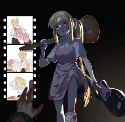 画面主体是一位金发双马尾少女，她身着深色背带裙，双眼赤红并带有血丝，脸上和衣服上都有血迹。她肩扛着一把明显沾血的电吉他，姿态冷峻地站在黑色背景前。左侧有一组类似电影胶片的三格画面，展示了她与一位粉发少女的温馨回忆：第一格是两人拥抱的场景，第二格是粉发少女靠在沙发上，第三格是金发少女整理头发的日常画面。整体氛围形成强烈反差，一边是黑暗诡异的血腥场景，一边是明亮温暖的校园回忆。
