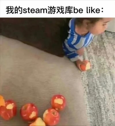 这是一张搞笑玩梗的顶配底文图，顶部配有文字“我的steam游戏库be like:”，下方实拍画面中，一名穿着蓝白条纹衣服的幼童站在沙发旁，手里拿着一个被咬过的苹果，沙发上还摆放着多个同样只被啃了一口的苹果，用幼童每个苹果都只咬一口就放下的行为，生动调侃了大量Steam平台用户买了多款游戏，但每款游戏都只浅玩很短时间、很少完整通关的普遍情况，契合很多游戏玩家的日常状态，容易引发共鸣。