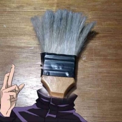 这张图通过将一把油漆刷与五条悟的动漫造型结合，创意地表现了五条悟的发型和标志性眼罩，让人一眼就能认出角色身份。刷毛模拟了动漫中五条悟的银色竖立发型，黑色胶带则对应他的眼罩，下部分则画上了角色的手势与衣领，十分有趣和出奇。整体视觉形成了错位幽默，是典型的物品与动漫角色混搭梗图。