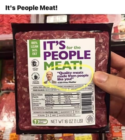 图片展示了一只手在超市肉类区拿着一包碎肉，包装上的标签被恶搞成“IT'S for the PEOPLE MEAT!”（为人类准备的肉！），并配有虚构CEO弗里茨·普法伊费尔的引言“用像你一样的人制成的优质肉类！”。包装上还标注了“86%瘦肉 14%脂肪”“100%美国牛肉”等看似真实的信息，背景中可见其他肉类产品，整体营造出荒诞的黑色幽默效果，通过将普通肉类包装伪造成“人肉”产品来制造笑点。