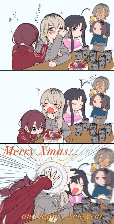 这是一则三格日式二次元连环漫画，描绘了女生们的圣诞欢乐聚会：
1. 第一格：红毛衣女生拿着叉子，招呼浅灰毛衣女生吃蛋糕，对方正喝着印有「MUSASHI 生」的罐装饮品，桌上摆着同款饮品和带人像的圣诞蛋糕，其他女生和一只灰猫在旁围观，有人拿着手机拍照记录。
2. 第二格：浅灰毛衣女生张开嘴准备吃蛋糕，红毛衣女生把蛋糕端到她面前，拍照的人还在继续录制。
3. 第三格：红毛衣女生突然将蛋糕扣在浅灰毛衣女生的脸上，画面配文「Merry Xmas... and happy New year...」，旁边的人被这猝不及防的恶作剧惊到，整体氛围搞笑又充满节日感。
漫画无谐音梗或双关内容，是单纯的节日恶作剧搞笑内容。