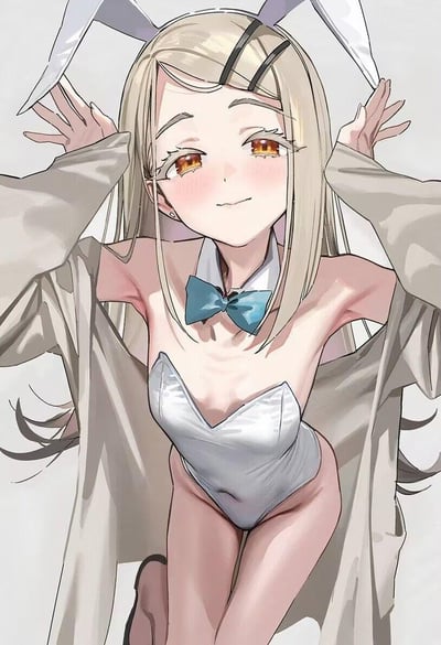 图中是一位浅金色长发的二次元少女，戴着白色兔耳发饰，身穿银色亮面兔女郎连体衣，外搭一件宽松的浅米色开衫，双手举在头顶做出可爱姿势，脸颊泛红，眼神带着羞涩又软萌的笑意，身体微微前倾，整体画风细腻柔和，是典型的日系二次元AI创作插画，画面无关联双关、谐音梗或暗示类内容。