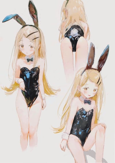 这是一幅AI生成的二次元风格插画，采用多图拼接的形式展示了同一位金发少女的三种不同姿态：正面站立时少女轻扯衣摆，面露羞涩惊讶的神情；背对镜头时俯身展现出服装的版型；侧身蹲坐时神态软萌俏皮。少女身着黑色亮面兔女郎连体衣，搭配兔耳发箍、深色领结和白色腕带，画风柔和清新，整体氛围甜美可爱。