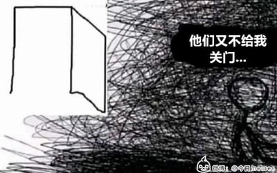 这是一张黑白涂鸦类静态图，画面左侧是一扇开着的门，右侧是大量杂乱缠绕的黑色线条构成的压抑、混乱的区域，该区域内有一个简单绘制的火柴人，火柴人旁的黑色气泡中配有文字“他们又不给我关门...”。画面通过整洁的门与杂乱区域的对比，直观地传递出火柴人因门未被关上，被迫处于糟糕环境中的无奈、烦躁情绪，是对生活中类似被忽略细节的日常吐槽。