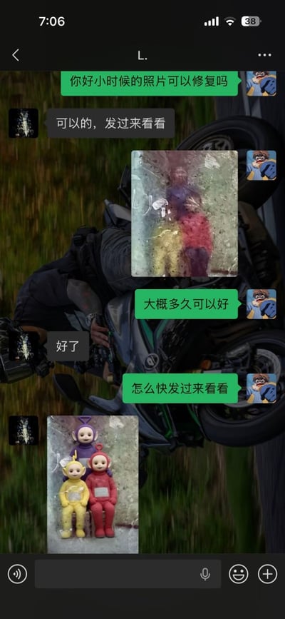 这是一张手机端的聊天记录截图，聊天背景为户外草地上停放的摩托车，内容是提问用户向修图师咨询能否修复自己小时候的旧照片，修图师同意后用户发送了一张模糊破损的双人旧合影，接着询问修复需要多长时间，修图师很快回复已经修好，用户索要修复完成的图片后，看到修图师将原本模糊的两个人恶搞修成了三个天线宝宝的并排合影，保留了原旧照片的旧化质感，形成反差搞笑的效果