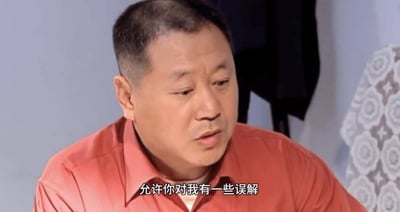 这是一张出自乡村喜剧《马大帅》的截图表情包，画面中是演员范伟饰演的角色范德彪，他身穿橘红色翻领衬衫，眼神看向斜下方，神情带着些许无奈又故作大方的感觉，图片底部配有白色字幕“允许你对我有一些误解”，整体氛围轻松诙谐，常被用来表达被他人误解时不想过多解释、坦然接受对方偏见的心态。