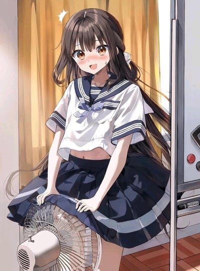 插画中是一位穿着水手服的长发少女，她有着棕色的长发和棕色的眼睛，脸颊泛红，嘴角带着微笑，额头上有一滴汗珠。她正坐在一个小型电风扇前，双手放在膝盖上，背景是黄色的窗帘和部分门框。整体画面呈现出夏日炎热中少女使用电风扇解暑的场景，表情既害羞又有些可爱。