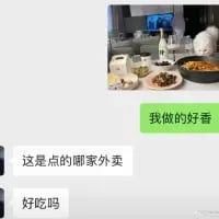 这是一张竖屏手机格式的即时通讯软件聊天记录截图，画面上方是一张拍摄的餐桌照片，桌上摆放着多道做好的菜肴，看起来色泽诱人；下方是聊天对话，绿色气泡的消息发送者发送照片后配文“我做的好香”，对话的另一方回复“这是点的哪家外卖”“好吃吗”，形成了一个小乌龙场景——发送者本想分享自己的厨艺成果，却被对方误认为是点的外卖，充满了日常的轻松趣味。