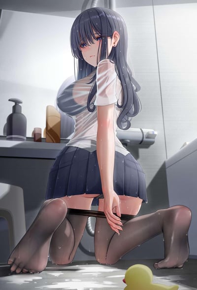 这是一张AI生成的二次元插画，画面中一位留着深灰长卷发的少女跪坐在浴室的地面上，全身被水打湿，白色短袖T恤湿透后变得透明，搭配深色百褶裙和黑丝，她正用手向下拉着丝袜的边缘。背景是浴室的洗手台，摆放着洗护用品，地面有积水和一只小黄鸭，整体氛围带着暧昧的氛围感，图中没有双关、谐音梗或特殊暗示以外的内容。