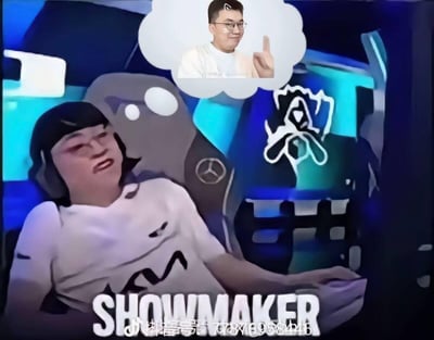 这是一张电竞主题的搞笑梗图，主角是英雄联盟职业选手Showmaker的夸张化形象。图中Showmaker靠在带有奔驰标志的椅子上，表情夸张，眼睛微闭，嘴巴张开，呈现出惊讶或震惊的表情。其头上的思想泡泡中出现另一位男性，正微笑着比出第一的手势。背景为蓝色调，右侧有一个抽象的白色标志。图片底部有醒目的"SHOWMAKER"文字。
