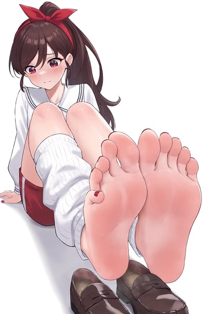 这是一张AI生成的二次元风格插画，原型是日本漫画《租借女友》中的角色水原千鹤。图中她扎着高马尾搭配红色蝴蝶结发带，身穿水手风格的校服，单腿穿着白色堆堆袜，双脚裸露，脚趾涂有红色指甲油，脚底带着湿润光泽；她脸颊泛红，露出害羞窘迫的表情，坐在地面上，双脚朝向镜头展示，脚边摆放着棕色的皮鞋，画面聚焦于角色的脚部特写，整体画风细腻软萌。图中无谐音梗、双关或暗示内容。