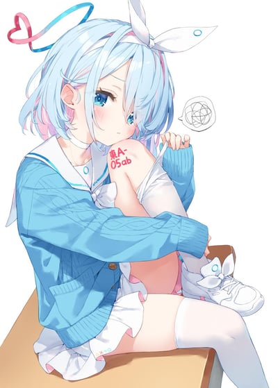 一张动漫风格插画，描绘了一位蓝发少女坐在木箱上的场景。她有着蓝色短发和蓝色眼睛，头发上戴着白色兔耳发饰和粉色心形发带。少女穿着蓝色针织开衫和白色水手服，搭配白色短裙和白色长筒袜，正用手调整袜子。她的左臂上有红色文字纹身“東A-05ab”，脸颊泛红，表情腼腆害羞。头上有一个包含杂乱线条的思考泡泡，暗示她可能在想事情或感到困惑。整体画面采用白色背景，突出人物形象。
