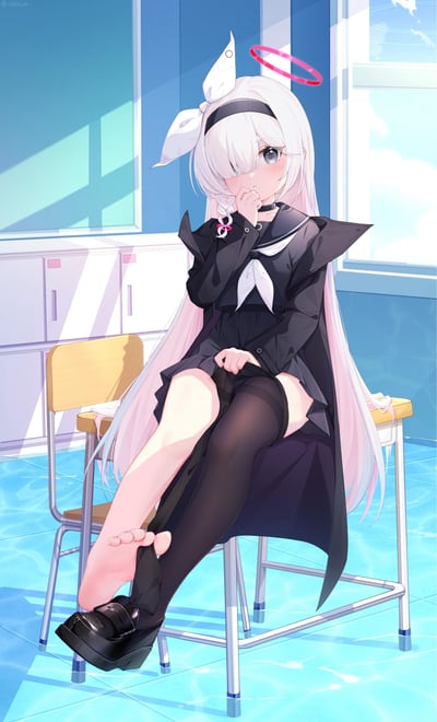 插画描绘了一个二次元风格的白发少女坐在教室的椅子上。她有着及腰的银白色长发，头顶戴着白色蝴蝶结发饰和一个红色光环，刘海遮住一只眼睛，露出的蓝色眼眸显得温柔。少女穿着黑色的水手服，领口系着白色领结，袖口和裙摆有黑色荷叶边设计。她的坐姿是一腿搭在另一腿上，左腿穿着黑色过膝袜并踩着黑色皮鞋，右腿袜子滑落至脚踝，露出白皙的赤脚。背景是明亮的教室，有蓝色的墙壁、白色的储物柜和窗外透进来的阳光，整体氛围清新又带有一丝梦幻感。