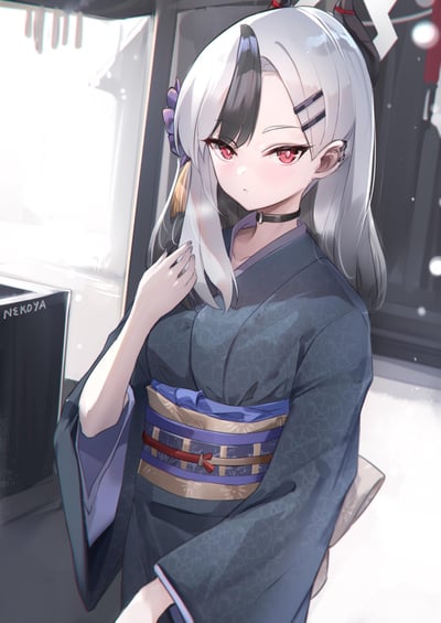 这是一幅游戏《蔚蓝档案》角色鬼方佳代子的同人插画，画面中佳代子身着带有细腻暗纹的深蓝色浴衣，搭配着层次丰富、带有红绳装饰的带系，银灰与黑色相间的长发上别着紫色发饰，标志性的红色眼眸带着柔和的神色，脸颊泛起淡淡的红晕，显得十分羞涩。她的手轻放在胸前，静立在带有积雪的室内窗边，暖调的光线洒在她身上，营造出温柔静谧的冬日氛围。图中没有双关、谐音梗或暗示类内容。
