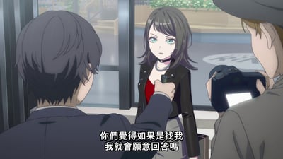动漫《MyGO!》中的一个场景，一名穿着黑色皮夹克和红色内搭的女孩站在中间，面对两名男性——一人手持相机正在拍摄，另一人伸手似乎在与她交流。女孩表情冷淡，下方字幕显示她的台词：“你们觉得如果是找我 我就会愿意回答吗”，展现出不屑或抗拒的态度。