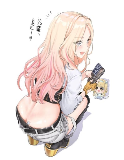 插画中是一位有着粉色长发的动漫美少女，她正蹲下身来，回头微笑着展示手中的物品。女孩穿着白色衬衫、黑色束腰和灰色短裤，搭配金色高跟靴和黄色手套。她的姿态较为性感，背部和臀部线条明显。旁边还有一个迷你版的卡通女孩形象。图中上方有日文文字“先辈、见てーッ”，意为“前辈，快看！”。