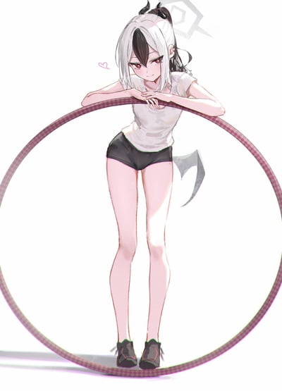 一幅动漫风格的插画，描绘了一位白发黑挑染的少女。她穿着白色短袖T恤和黑色短裤，双手交叉放在一个粉红色的呼啦圈上，身体微微前倾，姿态轻松俏皮。少女的眼睛是红色的，表情略带羞涩，头边有一个小爱心图案。背景是纯白色，右上角有一个淡淡的抽象符号。