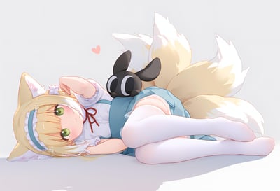 画面呈现了一位浅金发绿眼眸的狐耳少女，她有着九条蓬松的米白色大尾巴，身穿白衬衫搭配蓝色背带裙与白色过膝袜，正侧躺在地面上，一只手搭在头侧，脸颊带着淡淡的红晕，神态慵懒又害羞。她的背上趴着一个黑色大眼的小玩偶，画面旁还有一颗粉色爱心点缀，整体画风柔和清新，充满二次元萌系治愈感。图中无谐音梗、双关或暗示内容。
