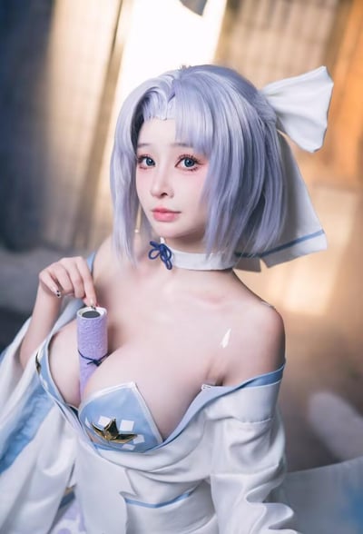 这是一张高质量的cosplay写真照片，coser完美还原了手游《碧蓝航线》中的角色土佐（鲟）：浅紫色短发搭配白色大蝴蝶结，白蓝配色的露肩和风服饰精致还原了角色设计，颈间的白色项圈搭配蓝色系带细节到位。coser手持紫色卷轴道具，姿态优雅，画面光影柔和，凸显出角色温婉又性感的气质，服饰的光泽和身体的高光处理让整体画面更具质感。
