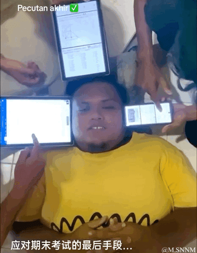 图中一名穿着黄色上衣的男子躺卧着，周围的人将三台电子设备（平板和手机）分别放在他的头部上方、身体两侧，设备屏幕显示着学习资料类内容。图中配有印尼语“Pecutan akhir✅”（意为最后冲刺/最后手段）和中文“应对期末考试的最后手段....”，用极其荒诞、夸张的方式调侃学生为了应付期末考试，想尽办法“作弊”的搞笑状态，生动表现出学生期末季的焦虑与无奈。