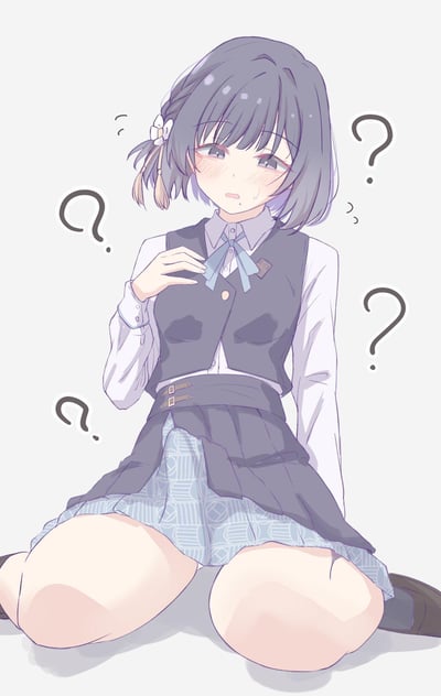 图中是一位留着灰蓝色短发、编发处配有白色流苏发饰的JK制服少女，她双腿分开坐在地面上，脸颊泛红，眼神迷茫，脸上挂着汗珠，一只手轻放在胸前，周围环绕着多个问号，整体呈现出完全摸不着头脑、不知所措的状态，没有双关、谐音梗或暗示内容。