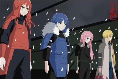 这张图是跨动画作品的趣味二次创作，将《孤独摇滚！》中的四位主角喜多郁代、山田凉、后藤独、伊地知虹夏，分别替换为《火影忍者》里赤砂之蝎、干柿鬼鲛、小南、波风水门的服饰造型。从左到右，喜多郁代穿着赤砂之蝎的红色蝎壳服饰，山田凉身着干柿鬼鲛的蓝色鲛肌风格外甲，后藤独搭配小南的黑色紧身衣造型，伊地知虹夏则换上了波风水门的火影袍。四人表情均低落凝重，背景有类似雪花的飘落效果，整体氛围严肃，是结合两部热门ACGN作品的玩梗创作，无谐音梗或双关暗示内容。