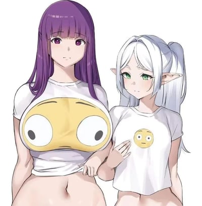 这是一张二次创作的动漫梗图，取材自日本动漫《葬送的芙莉莲》中的角色菲伦与芙莉莲。画面中两人并排站立，均穿着白色短款T恤：菲伦的T恤印有放大版的惊讶表情图案，图案尺寸恰好贴合她的身材，形成夸张的视觉效果；芙莉莲的T恤则印有小尺寸的同款表情图案，与菲伦形成强烈的身材反差。
图中的核心笑点在于表情图案与角色身材的结合，放大的表情在菲伦身上制造出滑稽的视觉错位，和芙莉莲的小表情形成鲜明对比，以此营造出搞笑的氛围。