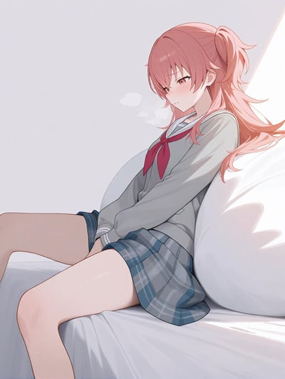 图中是一位扎着侧马尾的粉发JK少女，她身着灰色水手服上衣与蓝格百褶裙，靠在床头的白色枕头上，脸颊布满红晕，眼神带着羞涩，嘴边还有表现害羞的气团，身体姿态显得局促腼腆，正处于害羞的情绪之中。