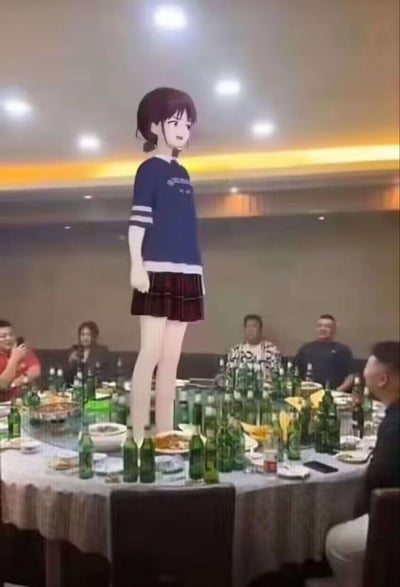 这是一张打破次元壁的合成P图：在一个摆满啤酒瓶和残羹剩菜的中式聚餐圆桌上，站着一位身着蓝白上衣、酒红百褶裙的二次元少女，她的身形比餐桌上的餐具大很多，仿佛巨人一般。周围坐着几位正在聚餐的真人，有的看向少女，有的在做其他动作，真实的酒局场景和虚拟的动漫人物形成强烈的反差感，整体氛围搞笑又猎奇，没有双关或谐音梗。