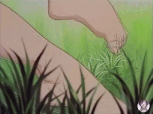 这是一段复古画风的动画动态截图，利用视觉错位效果制造出趣味画面：画面中人物的手与腿部位置重叠，看起来像是一只脚在拉扯草叶，实际是手做出的动作，背景是绿色的草地与草叶，错位效果让原本普通的动作变得滑稽搞笑，充满趣味性。